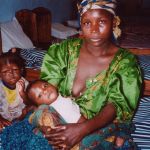 2004 - Mutter mit zwei Kindern wird im Krankenhaus Nyamilima betreut.
